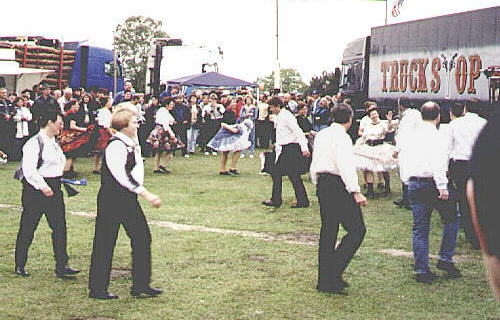  ... und nehmen Aufstellung auf dem "Rasenparkett". 