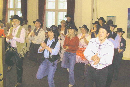  ... beim Linedance gab es viel Beifall. 
